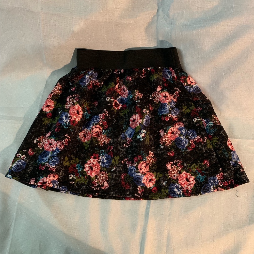 Floral print mini skirt.
